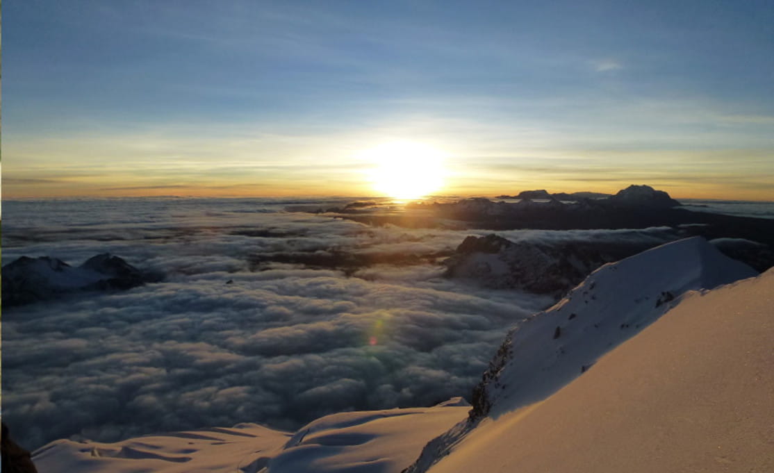 Schneebedeckte Berge bei Sonnenaufgang